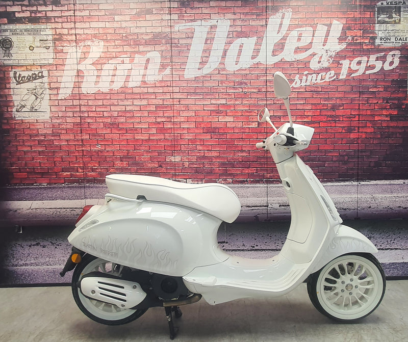 Vespa Sprint 125  - White 2024 - Massive  £851 Saving on RRP.  UK Delivery Available.