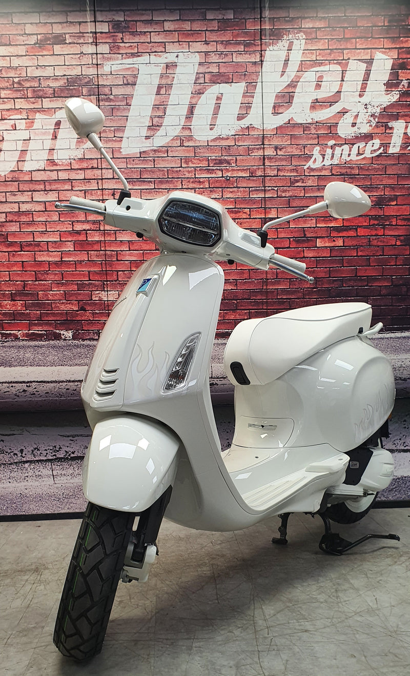 Vespa Sprint 125  - White 2024 - Massive  £851 Saving on RRP.  UK Delivery Available.